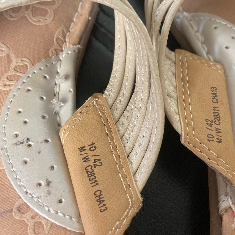 B.O.C. Born Concept tan leather thong flip flop sandals. 10 - Picture 4 of 6